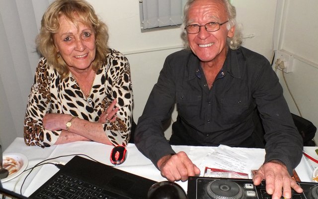  Raymond en Roza Rabe agter Raymond se bekende Musiekfabriek tydens een van die Birkenhead Boothengelklub se funksies